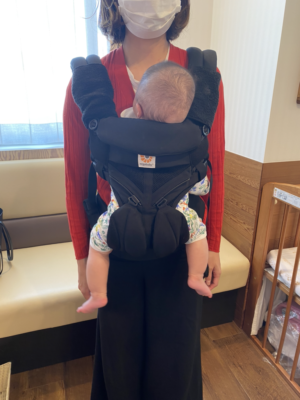 写真2 前向き用のスライダー位置で対面抱きをすると、赤ちゃんの足が伸びてしまう